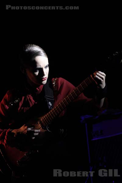 ANNA CALVI - 2011-11-07 - PARIS - Olympia - 